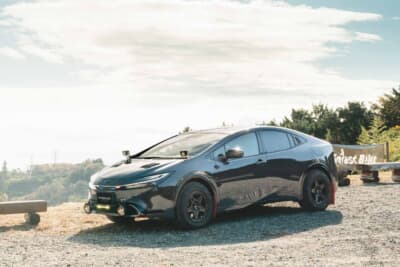 トヨタ プリウス：景色のいい山の風景によく似合う新型プリウス。視界も良くなり運転しやすくなったとか