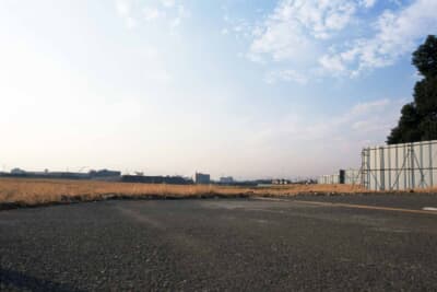 取り壊しを経て広大な更地となった村山工場の跡地。かつてスカイラインが1台ずつ組み上げられたラインは姿を消していた。現在は敷地の一部にイオンモールむさし村山が開業し、大半は宗教法人真如苑の所有地となっている