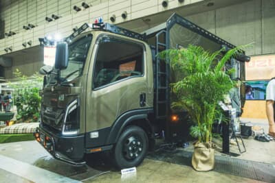 いすゞ ビーカム:フロントガードが備えられたフェイス。後部のデザインもラギット感溢れるデザインを採用