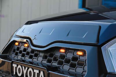 トヨタ プロボックス:TOYOTAの純正ロゴとIPF製グリルマーカーを配したオリジナルワイドグリル