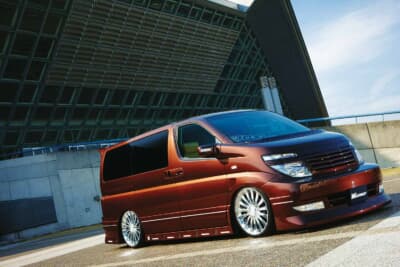 日産 エルグランド:ブラウンパールへのオールペンと、加工を施したエアロや21インチホイールの組み合わせで大人の高級感を演出したエクステリア
