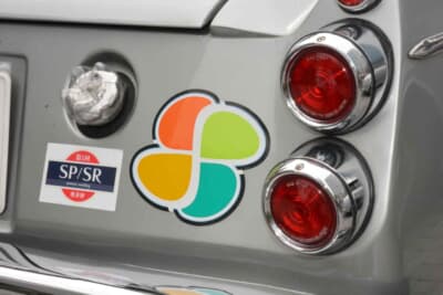 ダットサン フェアレディ2000：クラシカルな丸型テールランプとボディに輝くSP/SRオーナーズクラブのステッカー