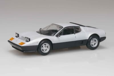 リトラクタブルヘッドライトを展開した状態も選択可能。シルバーのボディが美しいフェラーリ「512BB」