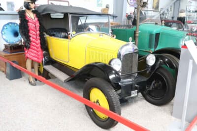 シトロエン 5CV トレフル:1922年に登場したベーシックモデル。3人乗車モデルはその座席配置からトレフル(クローバー)の愛称で呼ばれた