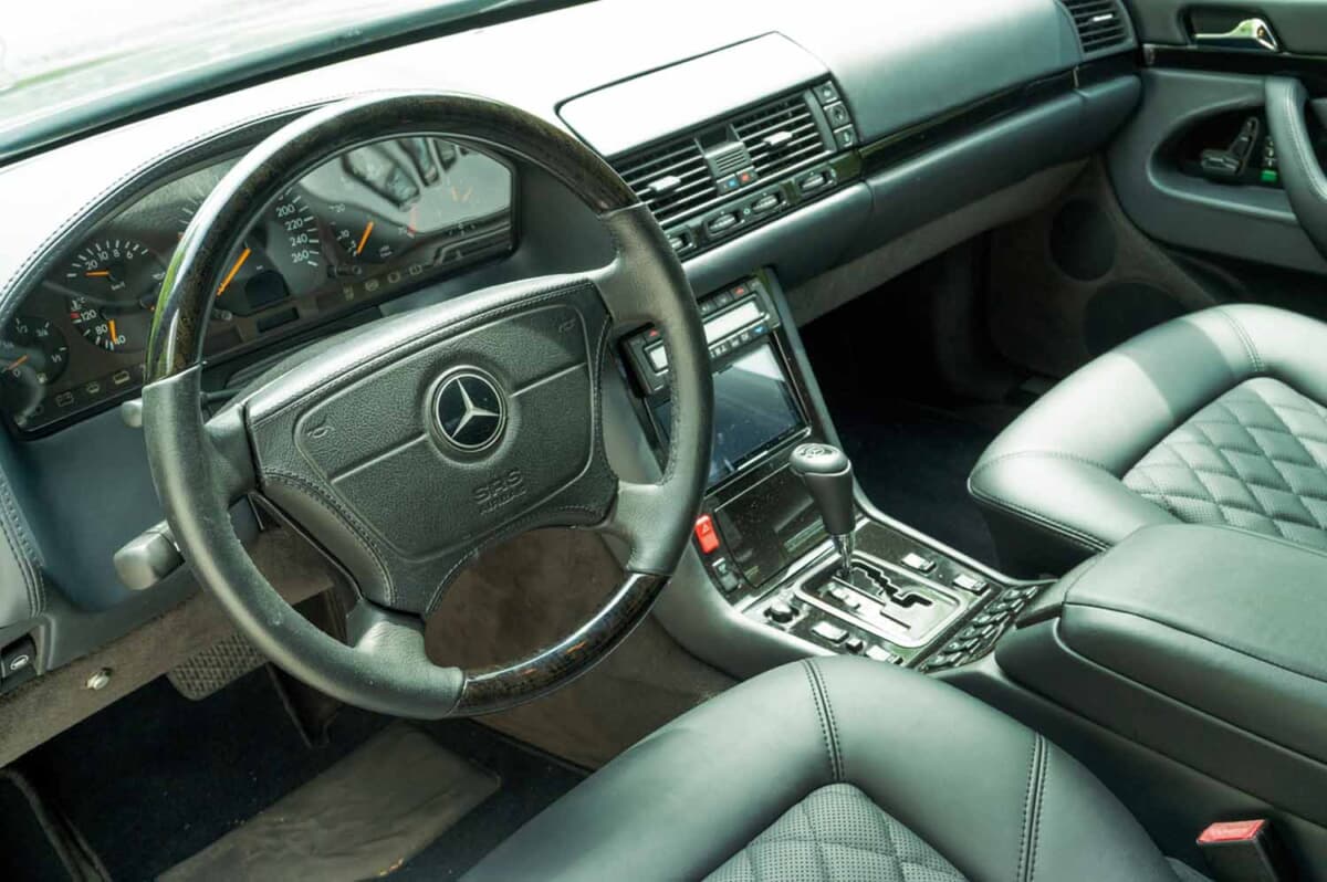 メルセデス・ベンツ S600L：ステアリングとメーター周り。丸みを帯びたダッシュボードとAT機構のインジケーターパネルに、W140型ならではの重厚な雰囲気が漂う