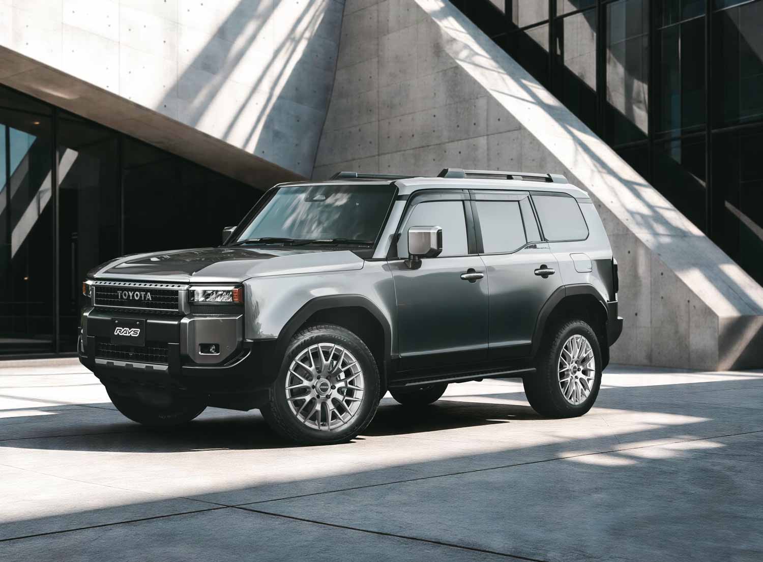 トヨタ「ランクル」の足元が劇的に変わる！レイズ「ホムラ 2×9R」の新