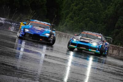 トヨタ GR86：雨の路面を豪快に駆け抜けるTOYO TIRESのD1マシン