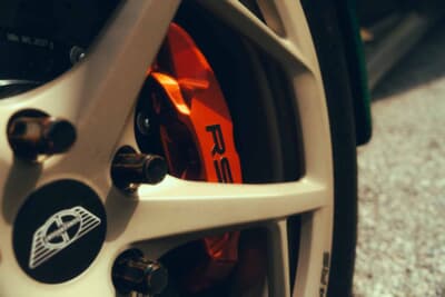 ドンカーブート P24 RS：ゴールドの5本スポークホイールから覗くレッドのAP RACING製キャリパー。センターキャップにはブランドのウイングマーク