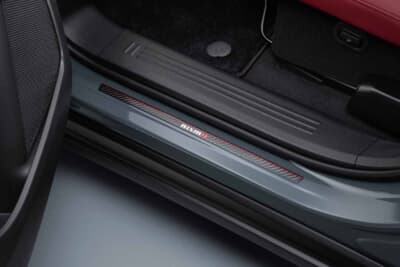 日産 リーフ:ドアを開けた瞬間に目に飛び込んでくるカーボン調のデザインとロゴが所有する満足感を高めるステッププレート。写真はフロント