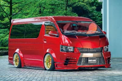 トヨタ ハイエース：セカンドハウスの「ヴォーグ」をベースに独自加工を施し、ローダウン時に最も美しく見えるプロポーションを追求したフロントマスク