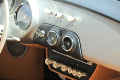 ポルシェ 356 European SL:1950年代のクラシカルな意匠を保ちつつ、現代の交通事情に合わせた利便性と最高級の素材で仕上げられたダッシュボード周辺