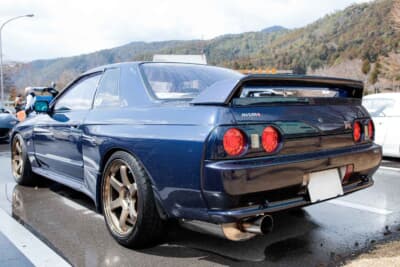 日産 スカイラインGT-R：R32特有の美しいリアフォルム。マフラーはコクピット館林のオリジナルモデルを装着する