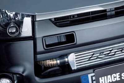 トヨタ ハイエース：フロントバンパーの開口部から覗くインタークーラー。見た目だけでなく走りへのこだわりが凝縮されている