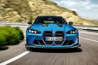 BMW M3CSツーリング：フロントライトにはイエロー発光のアダプティブLEDヘッドライトを採用し、ブラックとレッドのコントラストによる専用バッジで特別感が強調されている