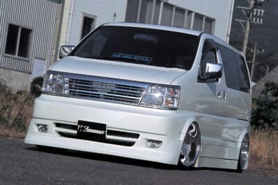 日産 エルグランド:ハイフェイスター純正のフロントグリルにマツダMPV用の純正フォグランプを移植し雰囲気を変えた