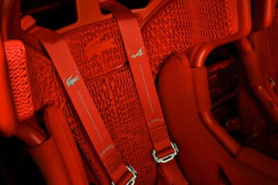 アルピーヌ・ラコステ A290 ラリー:ドライバーの闘争本能を呼び覚ますような真っ赤に染め上げられたラリー用バケットシート