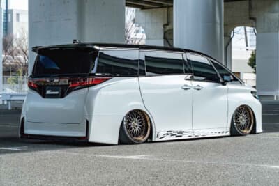 トヨタ ヴェルファイア:サイド下部を彩るレーシングフラッグ柄も精巧なラッピングで表現