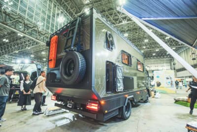 いすゞ ビーカム:背面タイヤやサンドラダーを備えるのもヨンク的。トポグラフィ(等高線)柄もオシャレだ