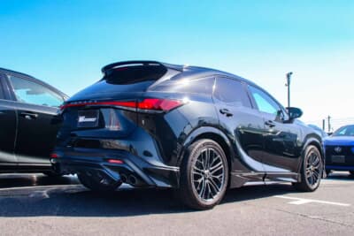 レクサス RX 500h F SPORT Performance:車高は純正だというが違和感はない。シックで大人の雰囲気である