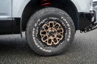 三菱「デリカD:5」:ホイールは4×4エンジニアリングサービスのエアG・ロックス。サイズは16×7である