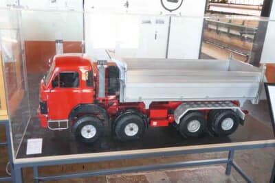 D330 N 6x6:ガラスケース内に展示されている1982年式モデルの精巧な15分の1スケール模型