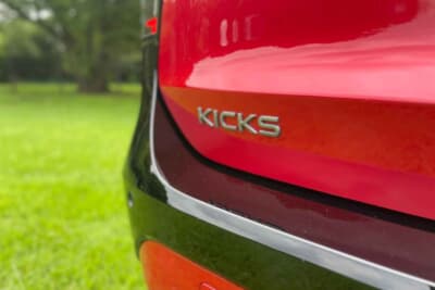 日産 キックス:リアゲートに配置された「KICKS」の車名ロゴエンブレム