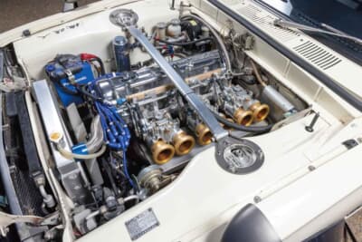 日産 スカイライン：LDクランクを使用し、ウェーバー50キャブを組み合わせたL28改3.1リッターエンジン。タコ足はパーツアシスト製