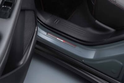 日産 リーフ:ステップ部分を傷から保護しながらNISMOらしいスポーティなアクセントを加えるドアステップアクセントプレート。写真はリア