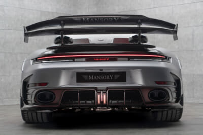 ポルシェ 911ターボS：大型の2ピースリアスポイラーとディフューザーが放つ迫力のリアビュー