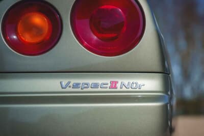 20万7000ユーロ(邦貨換算約3830万円)で落札された「日産 スカイラインGT-R V-Spec II Nür」(C)Courtesy of Broad Arrow