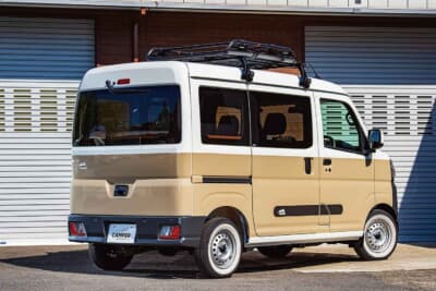 トヨタ ピクシスバン：ベースがハイゼットカーゴの兄弟車である強みを活かし、無骨な四角いボディラインとアースカラーのツートーン塗装が絶妙なレトロ感を醸し出している