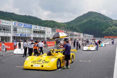 GC Returns スターティンググリッド:岡山国際サーキットでGCマシンのレースが行われるのは初めて。各マシンは1970~80年代当時のカラーリングが再現されており、グリッド上は華やかな雰囲気に包まれた