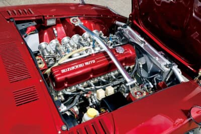 日産 フェアレディZ：美しく結晶塗装されたヘッドカバーが目を引くL28改3000ccエンジン。ASW89.25ピストンなどを組み込み図太いトルクを発生させる