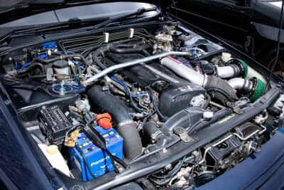 日産 スカイラインGT-R：HKS製エアクリーナーやSPATS製タワーバーが装着され、美しく磨き上げられたRB26DETTのエンジンルーム