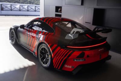 ポルシェ 911 GT4 R：ドアやエンジンカバーに天然繊維強化プラスチックを多用し軽量化を図る