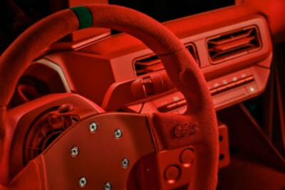 アルピーヌ・ラコステ A290 ラリー:ステアリングホイールまで鮮烈なレッドで統一された過激なコックピット