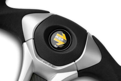 MOMO GT50 2.0:MOMOアローがあしらわれた新設計の専用ホーンボタン
