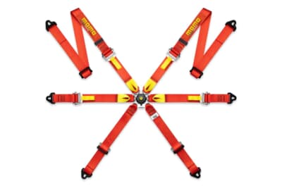 MOMO PRO RACING 6P:ドライバーのレーシングスピリットを熱く掻き立てる情熱的なレッドのカラーリング