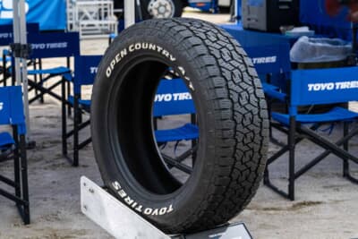 オープンカントリーA/TⅢ：ジムニーに装着。どんな路面もオールマイティに対応できるのが特徴。ゴム厚が薄めでシリーズ内でも軽量となるため、軽カーなどにも最適