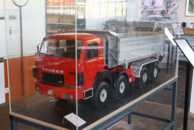 ザウラー D330 N 6x6:実車の無骨な雰囲気とディテールを忠実に再現したスケールモデルのフロントビュー