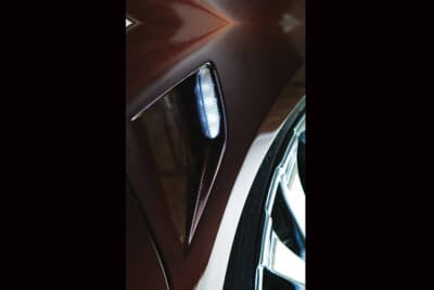 日産 エルグランド:比較的大きめのフェンダーダクトにはパンチメタルを張り、奥にLEDを仕込むことでナイトシーンでの目立ち度をアップさせている