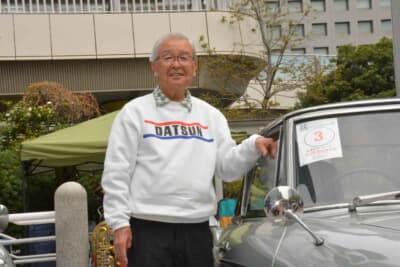DSC_4800.jpeg ダットサン フェアレディ2000：品川駅前のイベント会場で愛車とともに満面の笑顔を見せるオーナーの森田さん