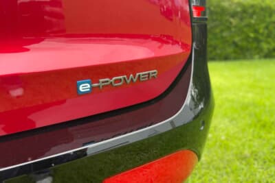 日産 キックス:電動化技術の進化を象徴する第3世代「e-POWER」のバッジ
