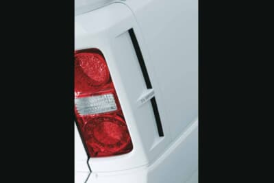 日産 エルグランド:純正テールランプの側面部分に穴を開け、プレス面をデザインしてダクトスタイルに。中央に添えたフィンには塗装を担当したショップのロゴを刻印