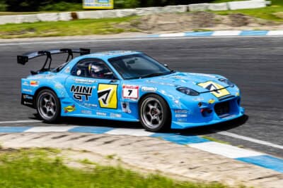 マツダ RX-7:ショップが持ち込んだチューニングカーによる迫力のデモランも行われた