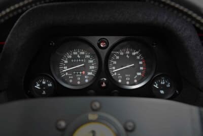 360万5000ポンド（邦貨換算約7億8800万円）で落札されたフェラーリ「F40」（C）2026 Courtesy of RM Sotheby's