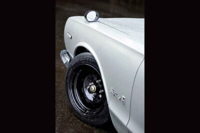 日産 スカイライン2000GT:クラシカルなフェンダーミラーとツライチで収められたフロントホイール