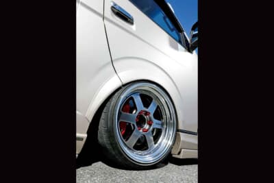 トヨタ ハイエース：ファブレスのホイールにエアサスを組み合わせたyasuさんの足回り