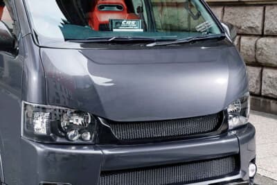 トヨタ ハイエース:エセックスのボンネットやワンオフグリルで引き締まった表情を見せるフロントマスク