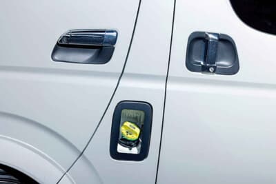 トヨタ ハイエース：ドアハンドル周りにもブラックのプロテクターを追加。ガラスリッドも採用しポップな仕上げに